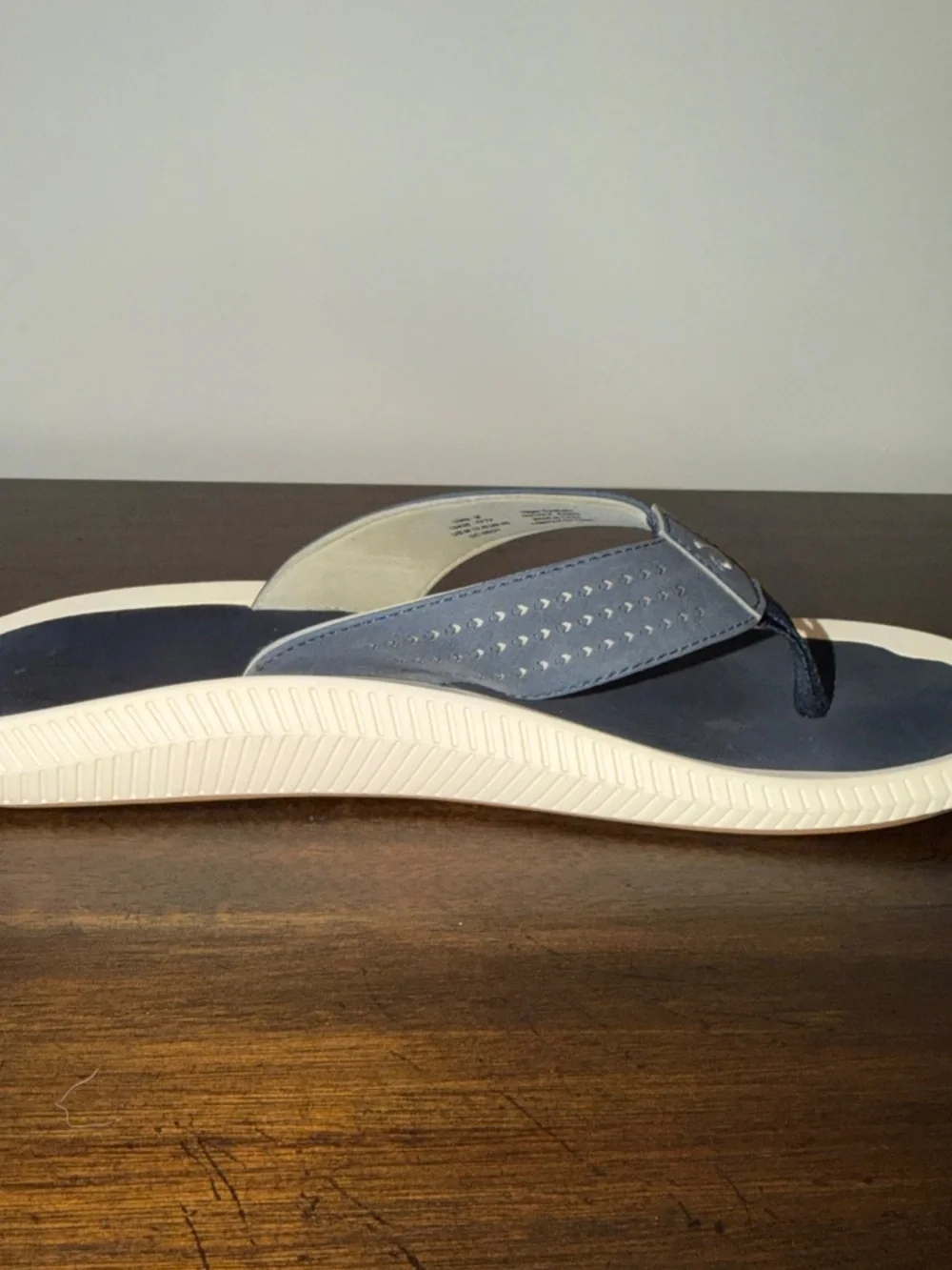 OluKai Ulele Men's Beach Sandals Size 12 Navy White